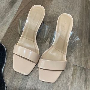 New square toe neutral heeled sandal, size 7.5